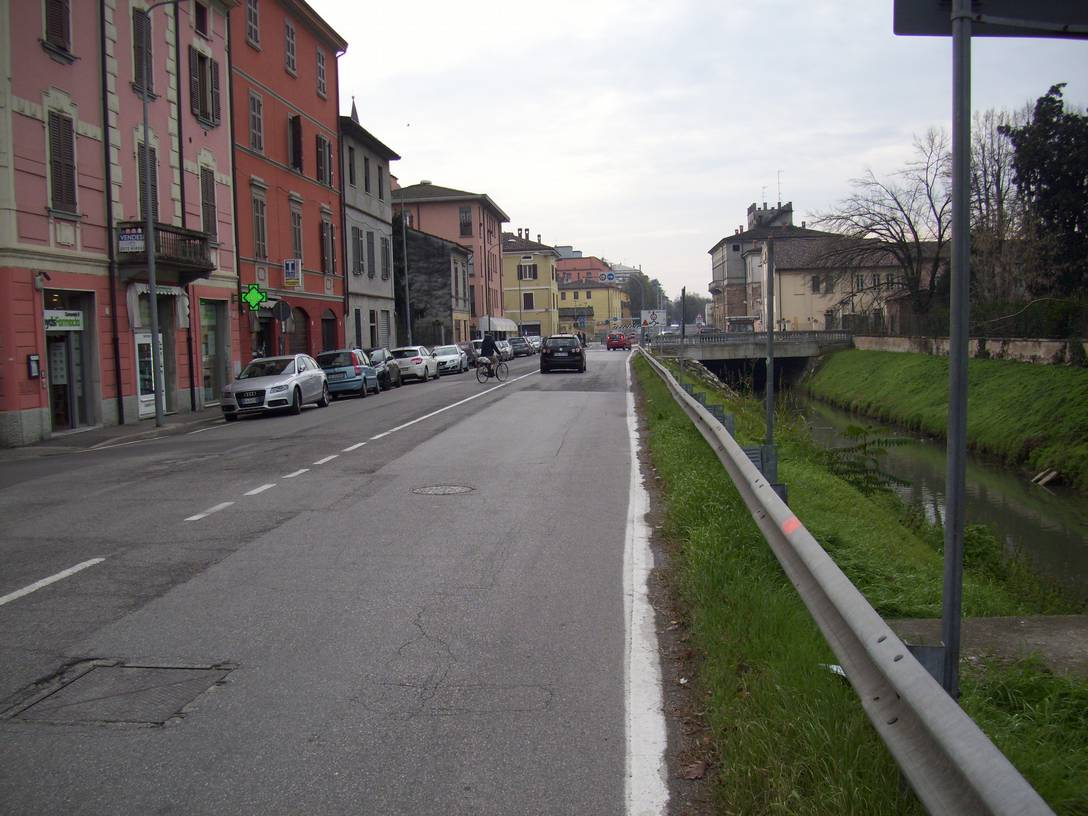 Parcheggi lungo via Brescia ed attività commerciali