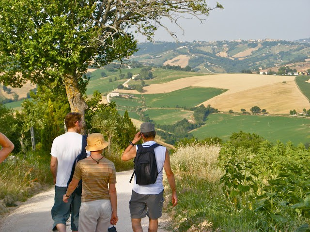 Giorno per giorno Giorno 1 Camporotondo di Fiastrone e dintorni Arrivo a Camporotondo di Fiastrone intorno alle ore 14, sistemazione nel B&B "Al Respiro nel Bosco" e in una vicina struttura