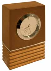 DMC collezioni d arredo Furniture collections Orologio da scrivania Walnut Al quarzo realizzato in legno di noce. Confezione regalo. Desk Clock Walnut Quartz system, realized in walnut wood.