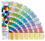 PANTONE PLUS SERIES GPG301N ESSENTIALS 425 Il nuovo Essentials è nato per far risparmiare il cliente ed è composto da 6 guide : FORMULA GUIDE Solid Coated/ Uncoated COLOR BRIDGE Coated/ Uncoated CMYK