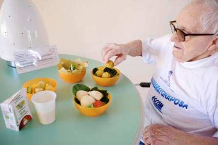 Cos è? o Per chi? o o o Perché? o Progetto Finger food Un progetto che vuole recuperare le autonomie al pasto degli ospiti attraverso l uso di cibi che possono essere assunti con le mani.