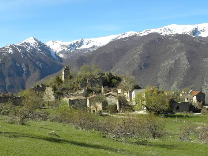 CURIOSITÀ Il paese di FRATTURA deve il nome alla frattura generatasi in epoca preistorica dal Monte Genzana che sbarrò il fiume Sagittario formando così il lago di Scanno, sul cui sovrastante sperone