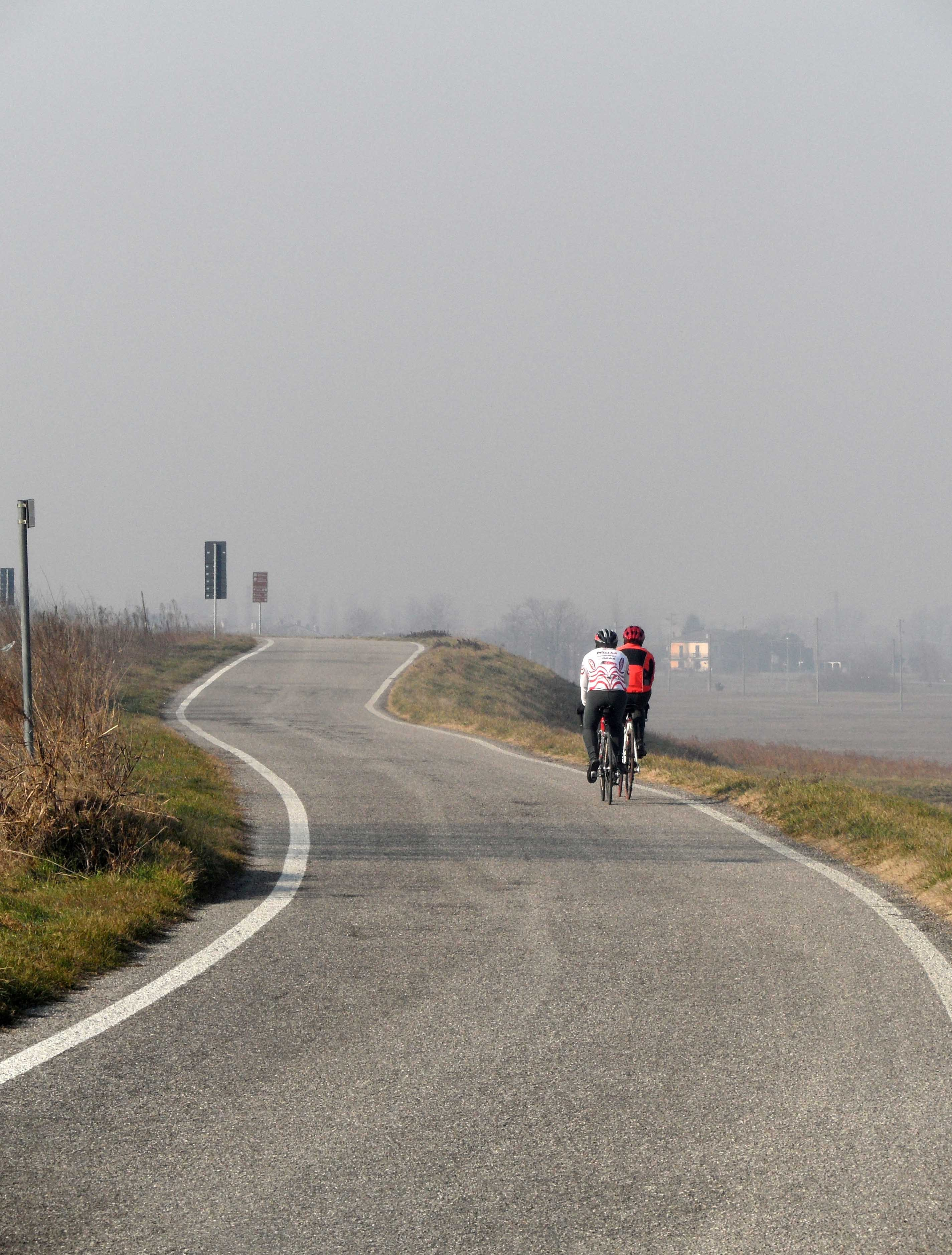 ELEMENTI DI UNA CICLOVIA Pista ciclabile e/o ciclopedonale: come da Codice della Strada. 2 Corsia ciclabile e/o ciclopedonale: come da Codice della Strada.