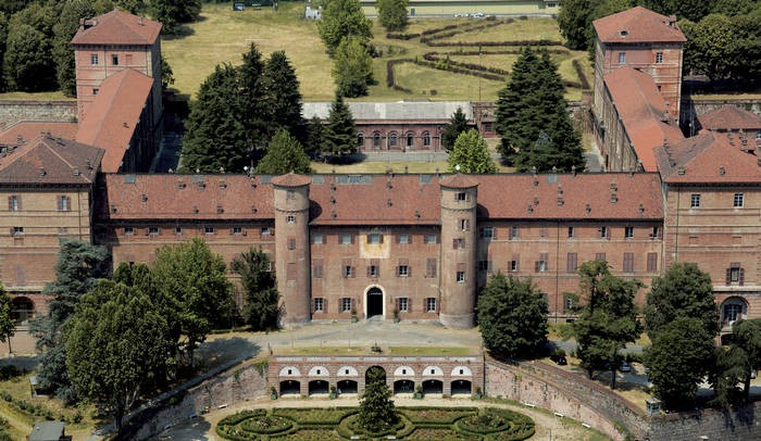 Castello di Moncalieri Una delle più antiche fra le residenze sabaude, il Castello di Moncalieri si erge in tutta la sua pacata monumentalità a guardia del Po, poco