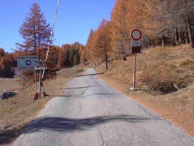 Foto 3 Foto 4 Foto 5 Foto 6 A sinistra è presente un sentiero sterrato, che scende verso valle per raggiungere un ampia area su fondo erboso per pic-nic con fontana, tavoli con panche fisse sui 2