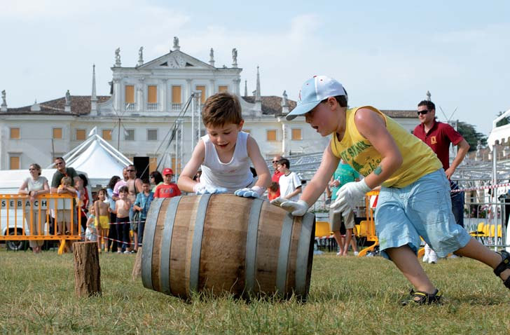 Sabato 22 Maggio Ore 16.00 APERTURA STANDS ENOGASTRONOMICI Ore 17.00 MACACADIS - Improvvisazioni giocose per grandi e piccini, a cura di Maravee Animazione Ore 18.