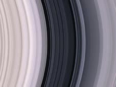 Saturno dista 9,54 U.A. dal Sole e percorre un intera orbita intorno ad esso in circa 29,5 anni alla velocità di 9,64 km/sec, ruotando su stesso in poco più di 10 ore, e ha un raggio di 60.268 km.