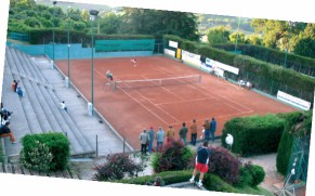 STRUTTURA 6 campi da tennis in terra rossa di cui 2 coperti 1 campo da tennis in super cie sintetica coperto da una tenso-struttura 1 campo da calcetto 1 palestra 1 salone per lo studio e le attività