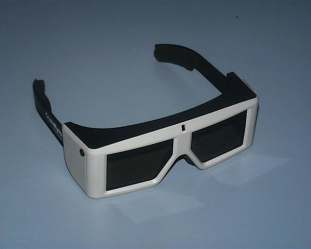 Display 3D con occhiali o headsets Tecnologie utilizzate Un display standard, combinato con occhiali colorati (anaglyph) 26 Due display standard ed uno specchio half-silvered, combinato con occhiali
