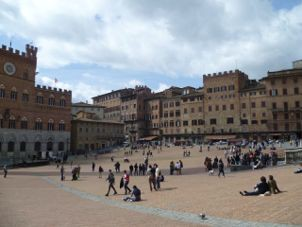 Giorno 4 Siena -Montepulciano Distanza: 96 dislivello: 185m Seguendo l'itinerario dell'eroica, lasciamo Siena, inoltrandoci fra le dolci colline a sud della città del Palio, caratterizzate dai tipici