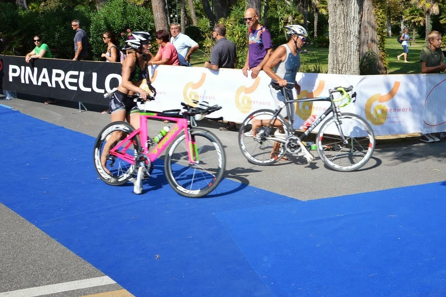 Transizione T2 Si scende dalla bici solo in prossimità di una zona segnalata e presidiata dai giudici (linea, coni etc.