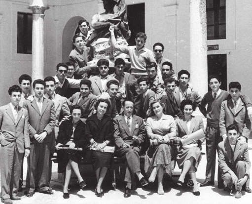Liceo-Ginnasio Leonardo Ximenes : I liceale B 1954-55 In alto, sulla sinistra, Filippo Castelli e, più in basso, Giorgio Giorgi e sulla destra Mario Genco e Giuseppe D Aietti; davanti a loro, da