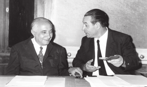 26 A conclusione dell anno scolastico 1969-70 Calogero Sammartino (a destra), preside del Liceo Scientifico Vincenzo Fardella,