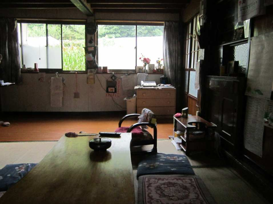 Questo è il punto sul quale si è focalizzata la mia ricerca nell osservare lo spazio domestico di Showa mura, in modo più specifico del distretto di Onogawa, dove la stanza che ho potuto osservare