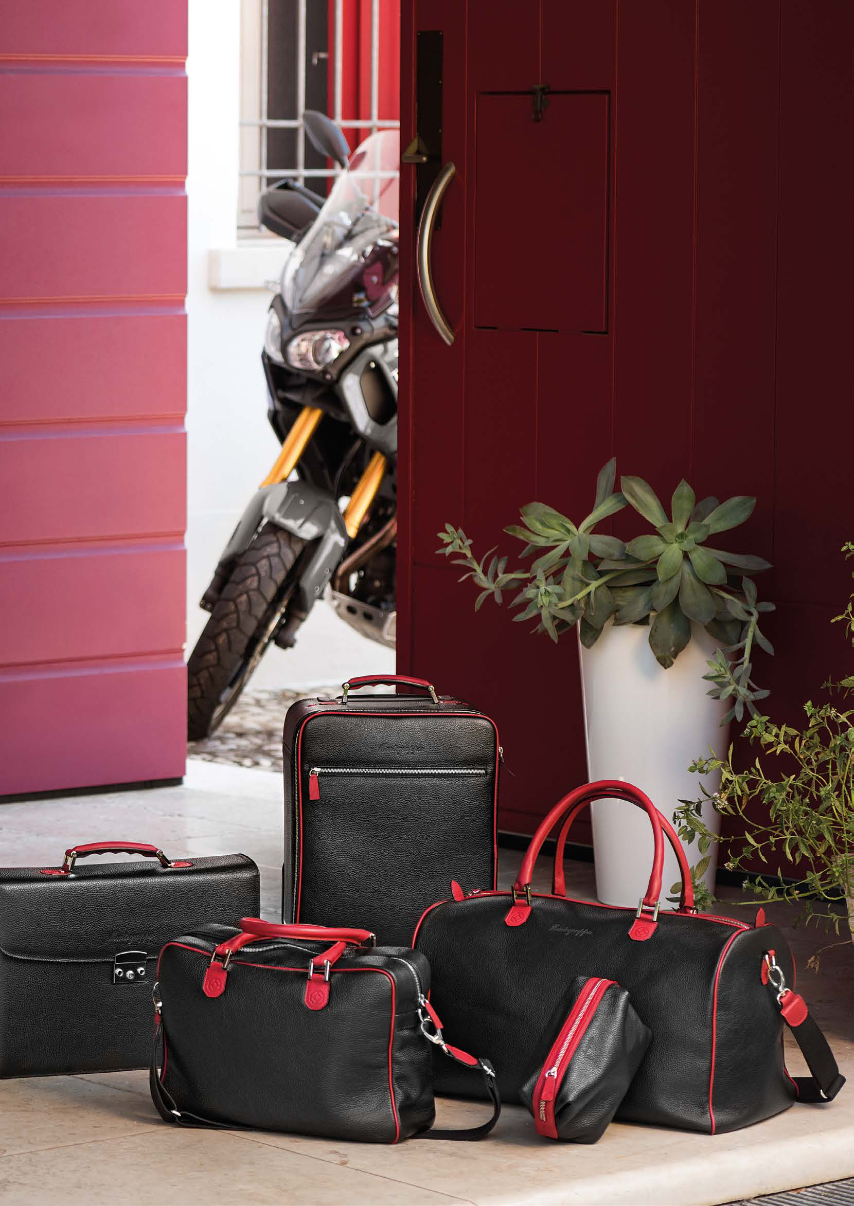 Luggage Leather Collection Savoir faire e sensualità tutte italiane Famosa in tutto il mondo per scarpe, borse e cinture realizzate con le pelli più fini e pregiate, con un abilità e una cura del