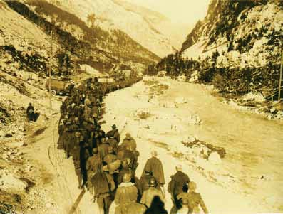 zioni al soldato per combattere i pericoli del freddo, e di un fascicolo Istruzioni contro i pericoli delle valanghe di neve, consegnati entrambi ai soldati, tramite il Comando Supremo dell Esercito.