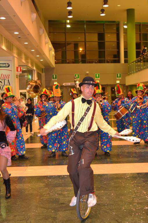 Carnival Show Parata itinerante Festosa parata di carnevale composta da: 10 qualificati musicisti, i quali accompagneranno le sfilate dei gruppi in maschera e dei carri allegorici a ritmo di samba