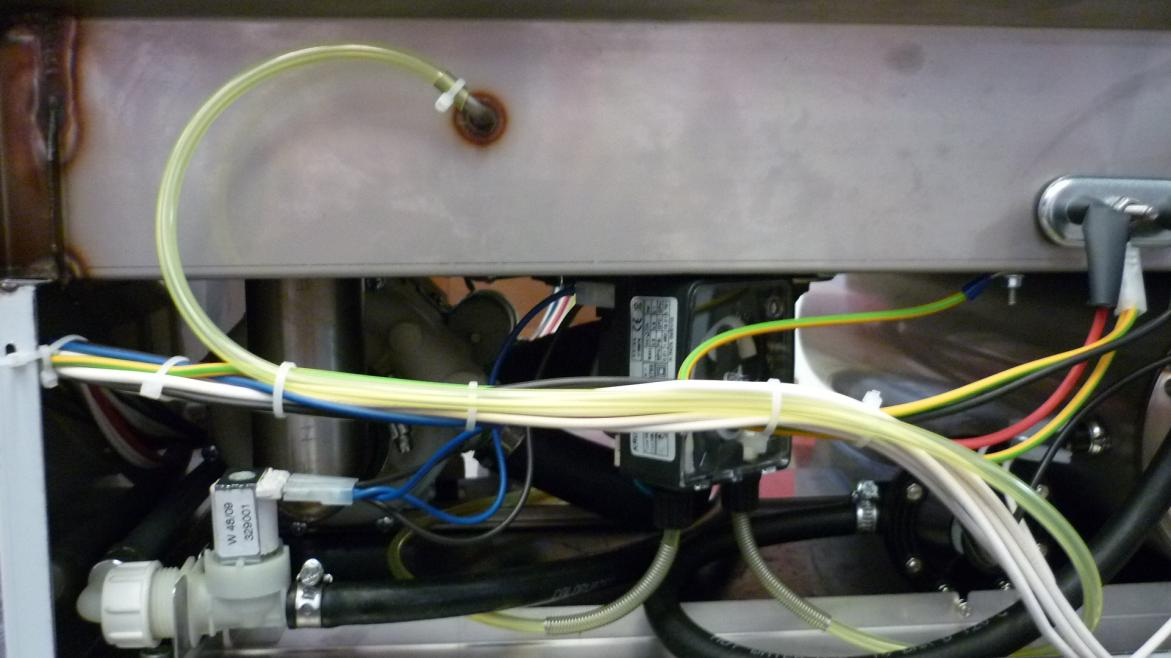 6- Per il collegamento elettrico utilizzare i cavetti blu/nero già predisposti e collegati all elettrovalvola.