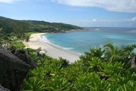 Le Isole Seychelles LE ISOLE SEYCHELLES sono perle naturali di incomparabile bellezza incastonate in un mare turchese non a caso si dice che l'eden fosse proprio qua.