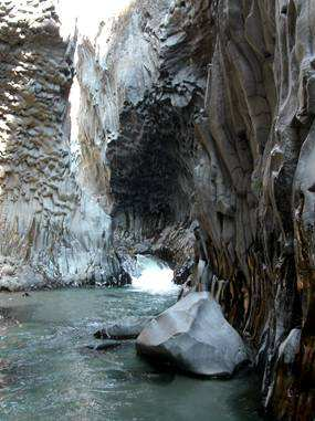 Gole Alcantara 1 Gole Alcantara 2 Dopo la visita alle gole, ci avviamo sull Etna, decidiamo di salire il monte dal versante Nord, passata Linguaglossa saliamo la