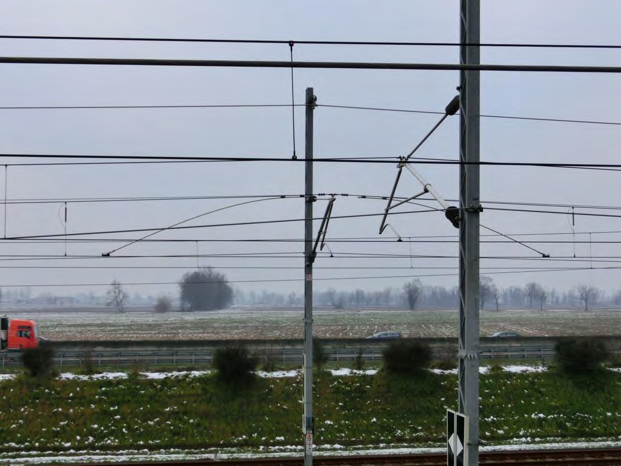 Milano Livraga Prove sul campo linea AV/AC 300 km/h Punto fisso con strallo elastico e Pendiflex Punto fisso standard con Pendiflex Dopo mesi di prova e comparazioni con accelerometro, il