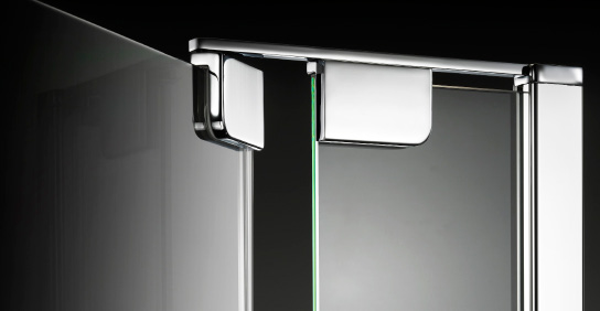 10 11 D-line series is caracterized by an important hinge in chrome plated brass positioned on top and bottom of the door and sidepanel.