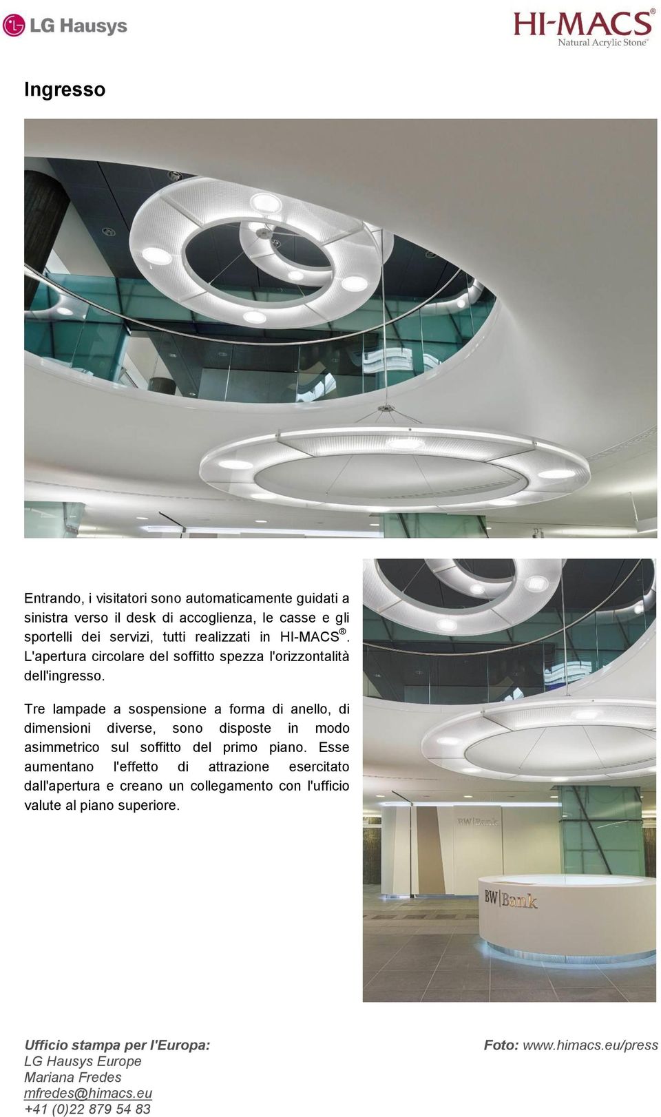 Tre lampade a sospensione a forma di anello, di dimensioni diverse, sono disposte in modo asimmetrico sul soffitto del primo