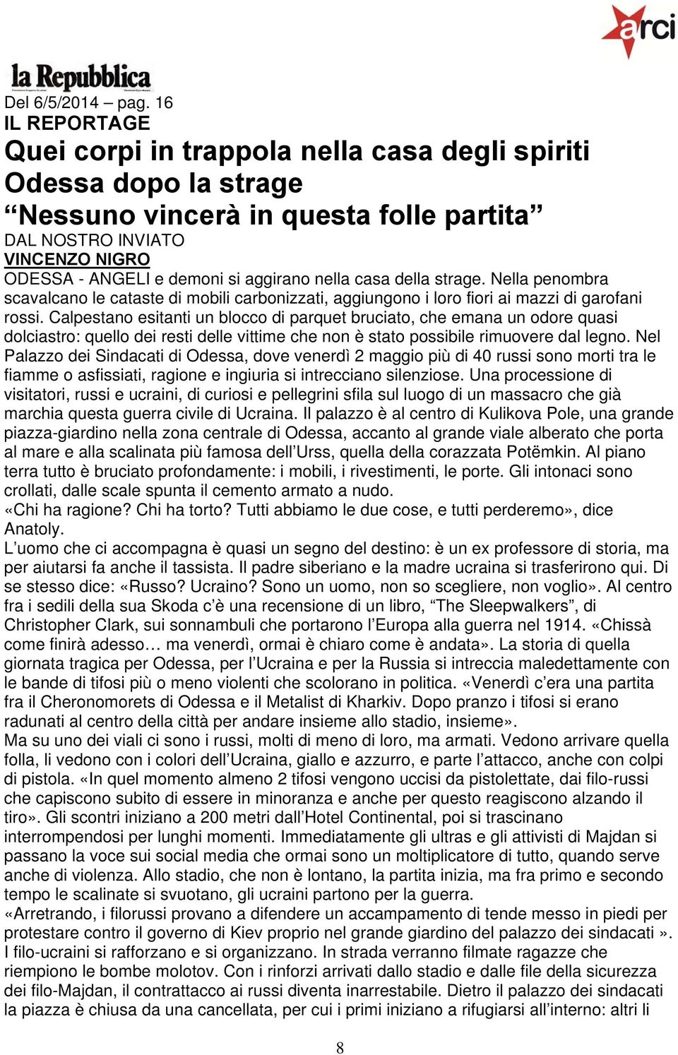 nella casa della strage. Nella penombra scavalcano le cataste di mobili carbonizzati, aggiungono i loro fiori ai mazzi di garofani rossi.