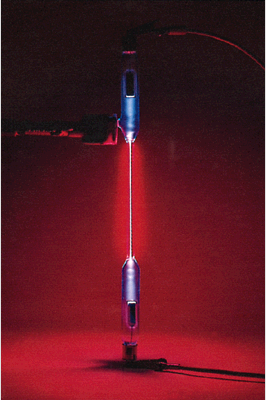 Dal punto di vista corpuscolare, la radiazione elettromagnetica è costituita da un insieme di pacchetti di energia detti quanti o fotoni, che si muovono alla velocità della luce.