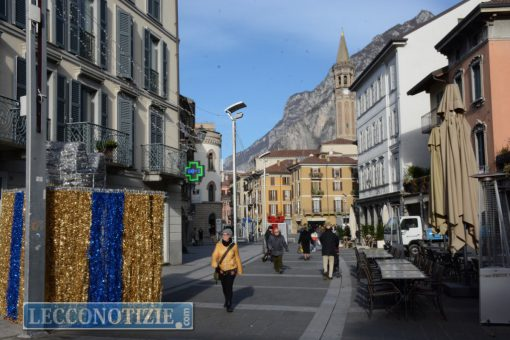 In piazza Cermenati si sta allestendo il Villaggio di Natale Luci e colori illumineranno piazza Garibaldi, così come lo scorso anno, e per la prima volta anche Piazza XX Settembre.