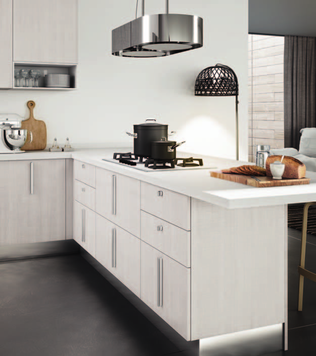 Giocare con bianco e nero negli oggetti permette di costruire effetti estetici raffinati anche in uno spazio di lavoro come la cucina.