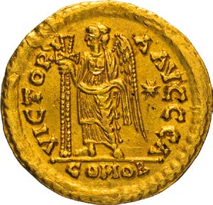 35 197 198 197. LEONE I (457-474) Solido, Costantinopoli, officina H. D/ Busto frontale elmato con lancia e scudo R/ La Vittoria con lunga croce.