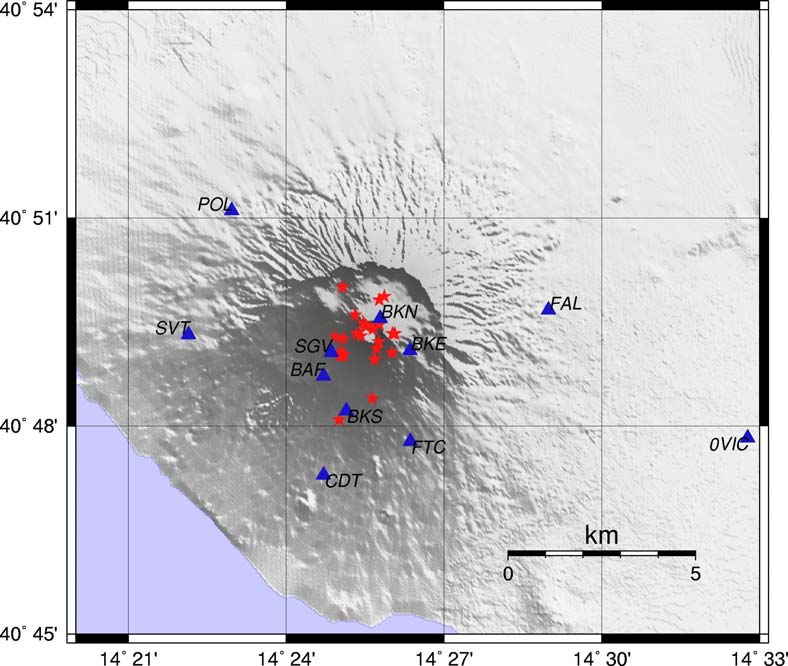 4 Figua.. Mappa delle stazioni sismiche digitali (tangoli in blu) e degli epicenti dei teemoti locali selezionati (stelle in osso) al Vesuvio.