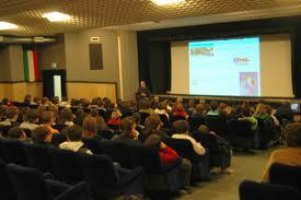 La Sala della Comunità è luogo della riflessione e dell'accoglienza, dell'incontro e dell'approfondimento.