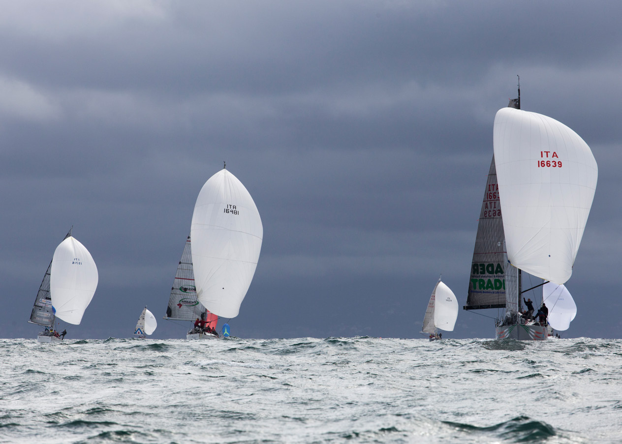 Il segnale di Avviso per la prima classe in partenza, sarà dato alle ore 10.00, la domenica e alle ore 12.00 il sabato, salvo diversa comunicazione del Comitato di Regata.