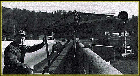 Nella figura un tecnico sta eseguendo una misura di velocità della corrente di un fiume da ponte.