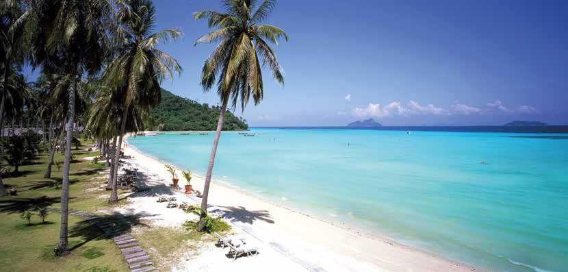 PHI PHI ISLAND RAPIDI BATTELLI TRANSITANO TRA PHUKET E LE ISOLE GEMELLE DI PHI PHI, DIVENTATE FAMOSE PER AVER FATTO DA SET ALLA SCENEGGIATURA DEL FILM THE BEACH.