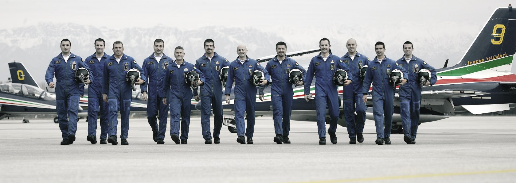 LA STORIA È il 1961 quando l Aeronautica Militare decide di creare un gruppo permanente per l addestramento all acrobazia aerea collettiva dei suoi piloti. Nascono così le Frecce Tricolori.