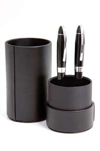 13 Set due penne BA1106 29,80 Set di due penne, roller e ball pen. Colore nero con incisione logo Basile.