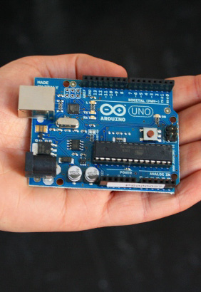 2.3. Arduino Arduino è una piattaforma open-source di prototipazione elettronica per costruire oggetti e ambienti interattivi.