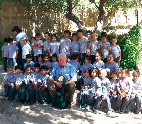Tom McKiernan con gli alunni in una delle scuole sostenute dall Ordine.