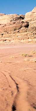 WADI RUM Nonostante il paesaggio faccia pensare a un posto assolutamente ignorato dagli uomini, questo deserto roccioso di arenaria, granito e basalto, questa spettrale distesa di rocce e di sabbia