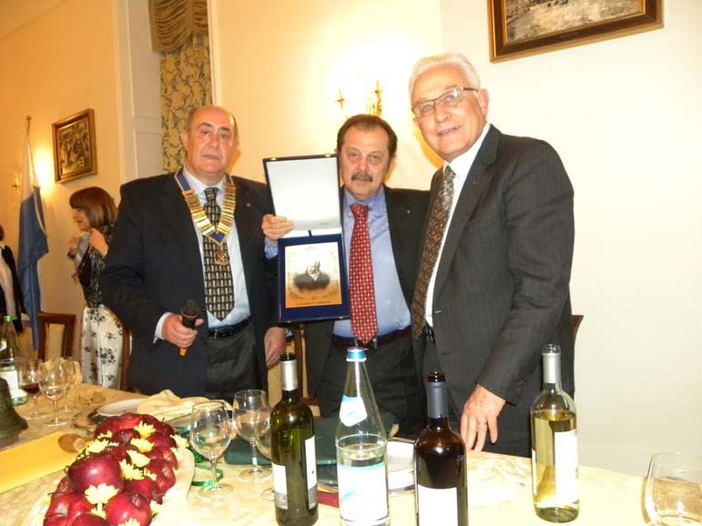 Il premio Gian Domenico Romagnosi a Robertino Ghiringhelli Il Presidente Ricca presenta l ospite della conviviale del 31 marzo all Hotel Valentini, il Prof.