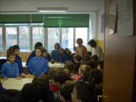 Cronaca della visita alla scuola primaria Calvino il giorno 26/03/2010 Condotta dalle insegnanti Teresa Di Matteo, Anna Pavan e Sorace Giuseppina Maria Siamo i bambini della scuola dell infanzia C.