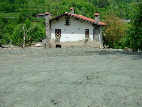 erosioni ma anche allagamenti a Fenestrelle (frazioni Depot e Chambons), Usseaux (presso Fraisse e Pourrieres) e infine ancora diffuse erosioni a Pragelato, dove all altezza della frazione Plan è