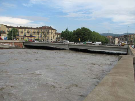 Il Po ai Murazzi alle 16.30 del 30/05/2008 La Dora Riparia in corrispondenza del ponte di Corso Regio Parco alle 17.