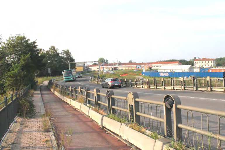 VIA TIZIANO 17 Salita verso il ponte Tiziano 18 Vista del ponte, con relativo marciapiede e