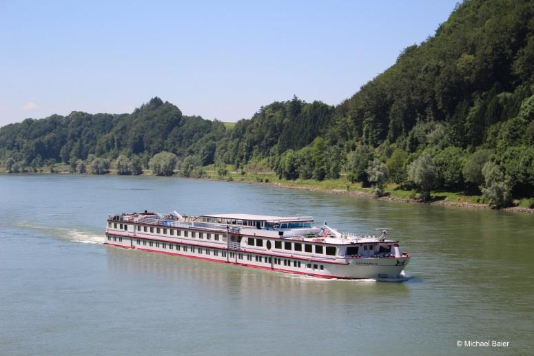 La barca deve rispettare il diritto della navigazione e gli orari prestabiliti per la navigazione sul fiume e per l attraversamento delle chiuse.