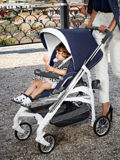 Otutto Deluxe Il passeggino reversibile The reversible stroller 0-36 m Il passeggino Otutto Deluxe ha la seduta reversibile, con una semplicissima azione, può quindi essere orientato verso la mamma o