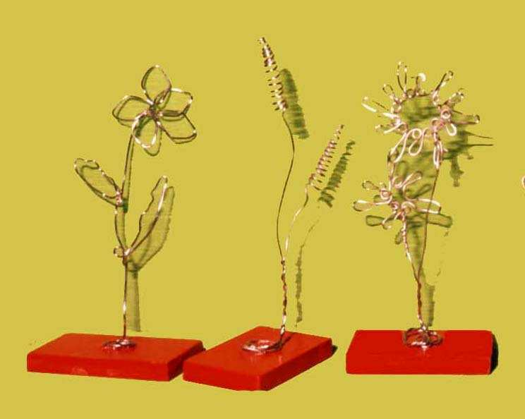 6. frameworks for making flowers Impianti per fiori What you need: * nails without heads, 1.5 mm in diameter * a hammer * a small flat smooth piece of wood, 2 cm thick for the framework.